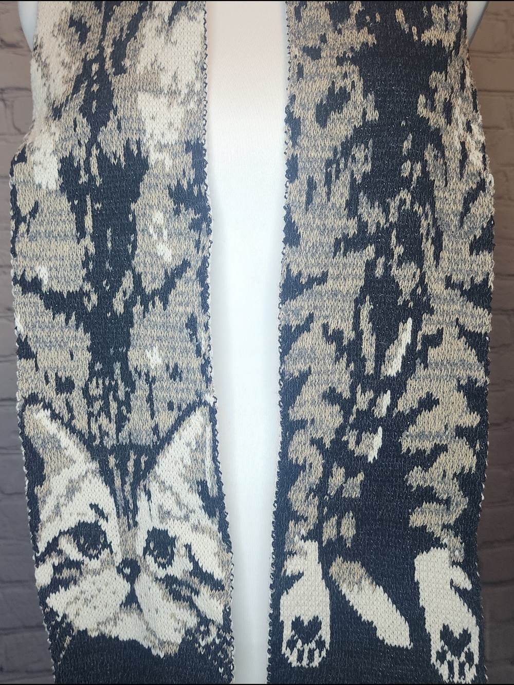 Hand-Knit Cat Pattern Scarf - Black & Cream - Picture 6 of 6